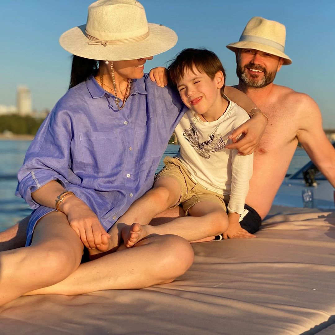 Красивые и счастливые: Маша Ефросинина покорила семейными фото с прогулки на яхте