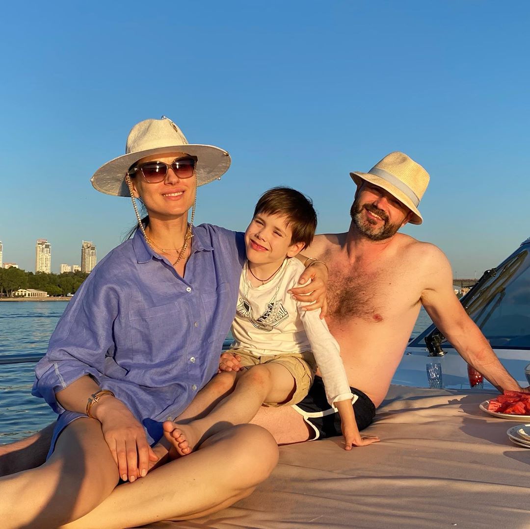 Красивые и счастливые: Маша Ефросинина покорила семейными фото с прогулки на яхте