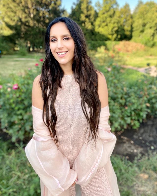 Лісова фея: Джамала в прозорому тренчі викликала фурор чаруючою ніжністю