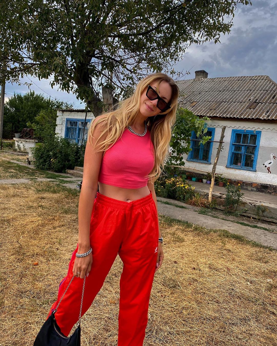 Принцесса Троещины: Леся Никитюк в ярком спортивном луке вызвала фурор в деревне