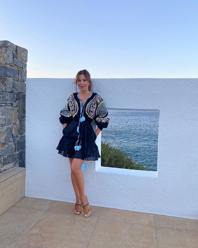 Лялечки: Ані Лорак з дочкою в стильних сукнях-вишиванках викликали фурор в мережі