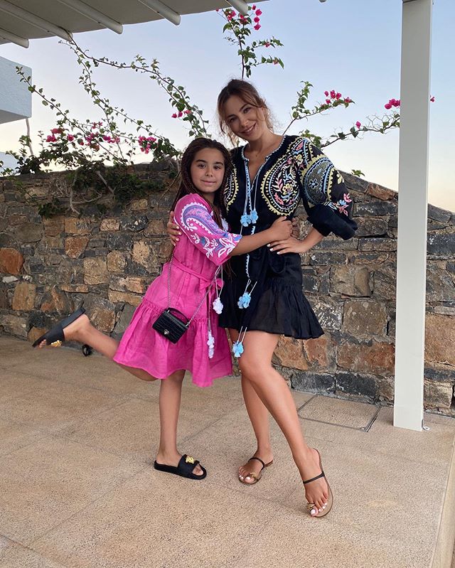 Лялечки: Ані Лорак з дочкою в стильних сукнях-вишиванках викликали фурор в мережі