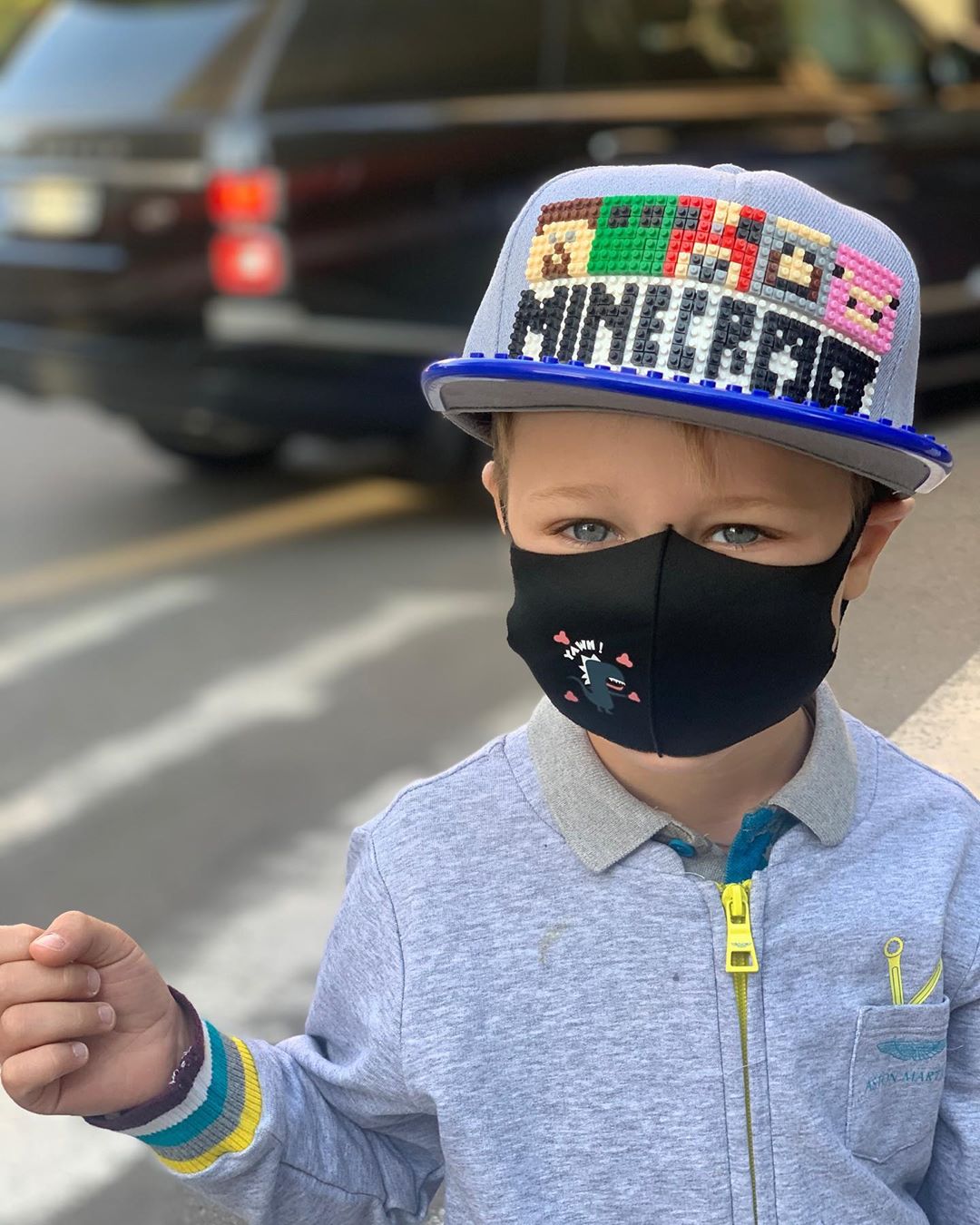 Так схожі на тата: стильна Ольга Фреймут відвела підрослих дітей до школи