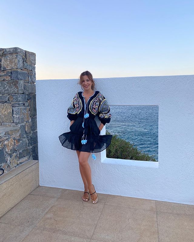 Лялечки: Ані Лорак з дочкою в стильних сукнях-вишиванках викликали фурор в мережі