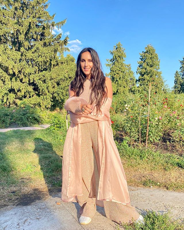 Лісова фея: Джамала в прозорому тренчі викликала фурор чаруючою ніжністю