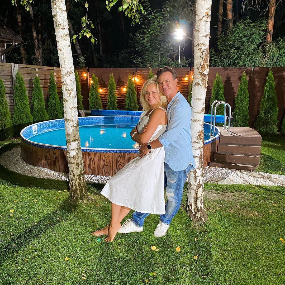 В объятиях любимого: Лилия Ребрик покорила романтикой в саду