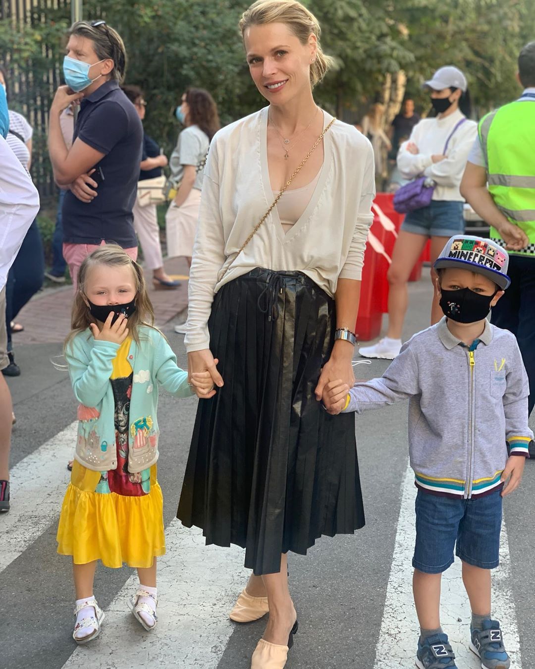 Так схожі на тата: стильна Ольга Фреймут відвела підрослих дітей до школи