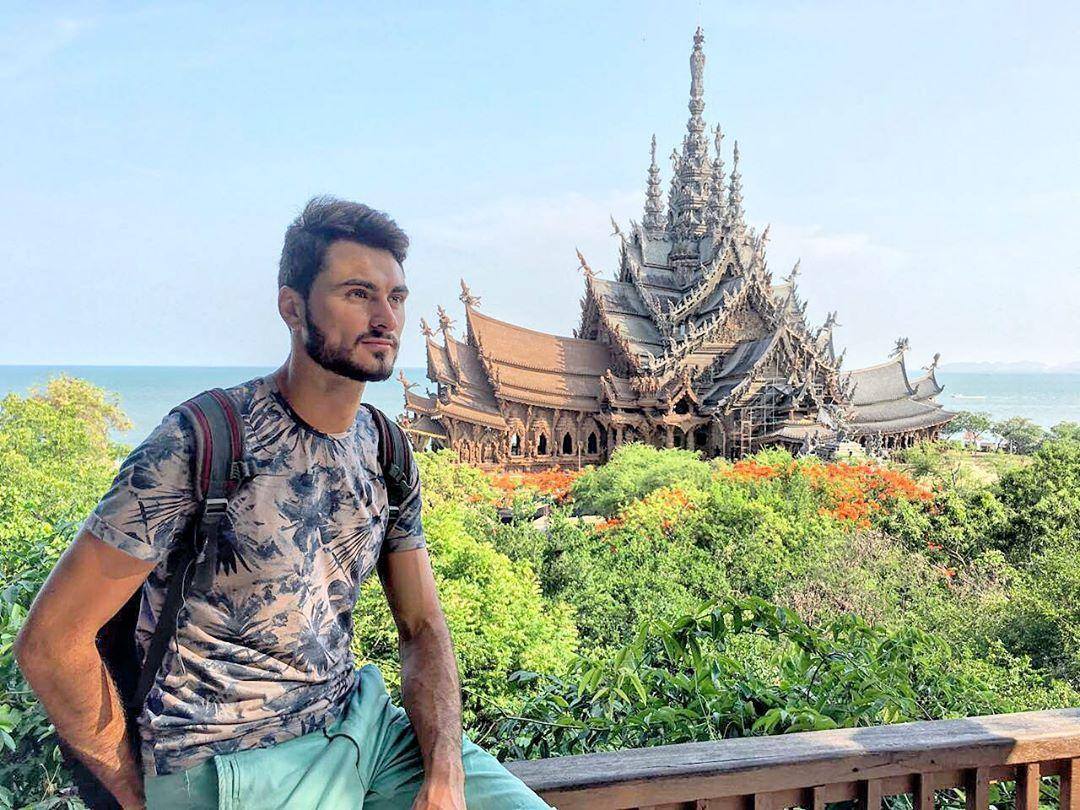 На украинского ведущего во время съемок напал бык