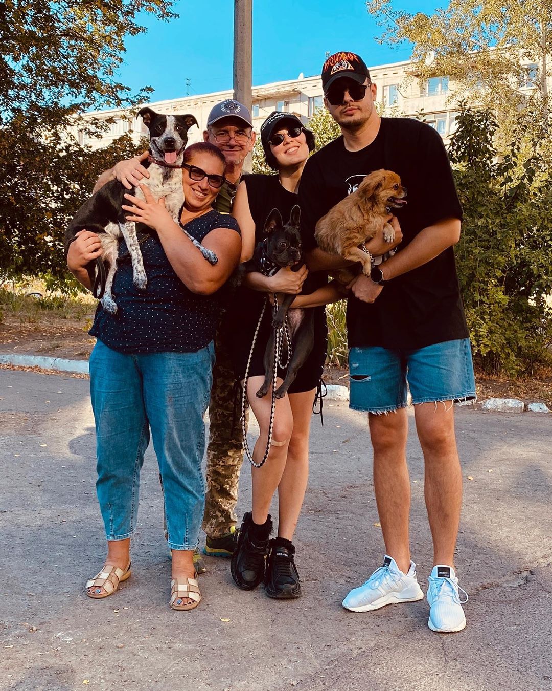 Посмішка мами: MARUV зачарувала мережу рідкісним сімейним фото з батьками