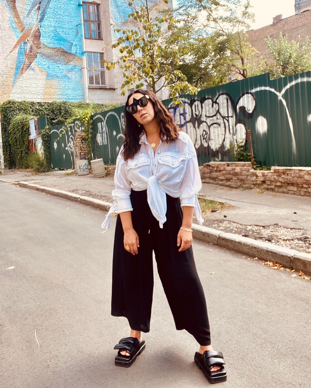 Білий верх, чорний низ: Джамала захопила осіннім образом в стилі кежуал