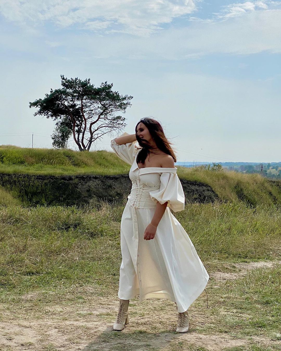 Як у казці: Джамала в сукні з корсетом заворожила атмосферними фото на природі