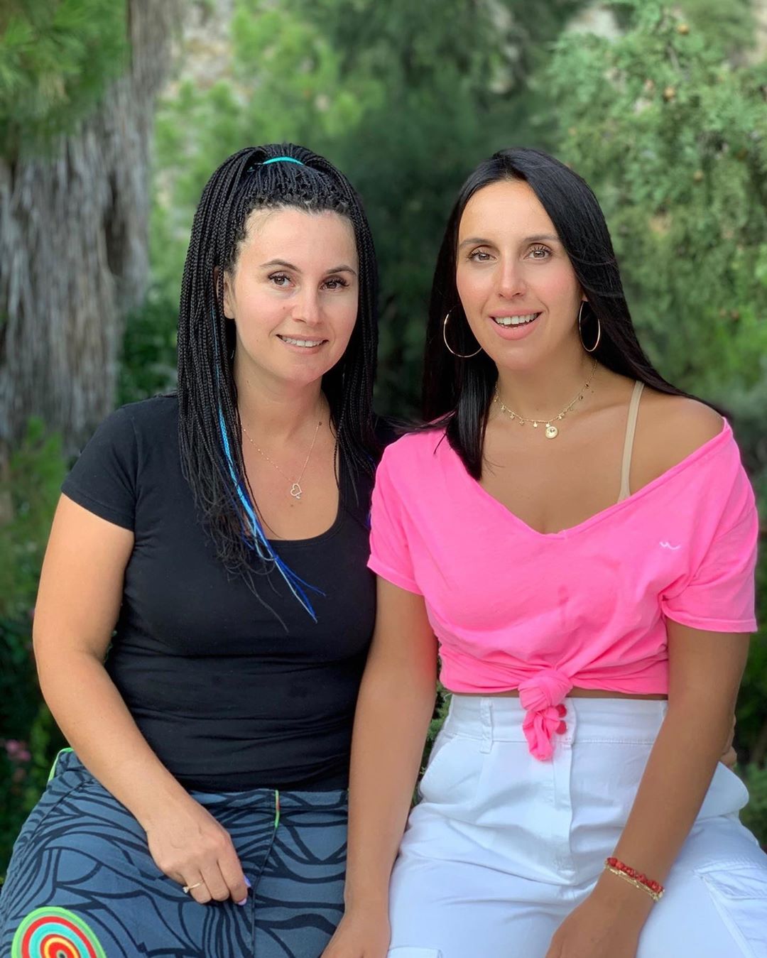 Як дві краплі води: Джамала показала рідкісні фото зі старшою сестрою