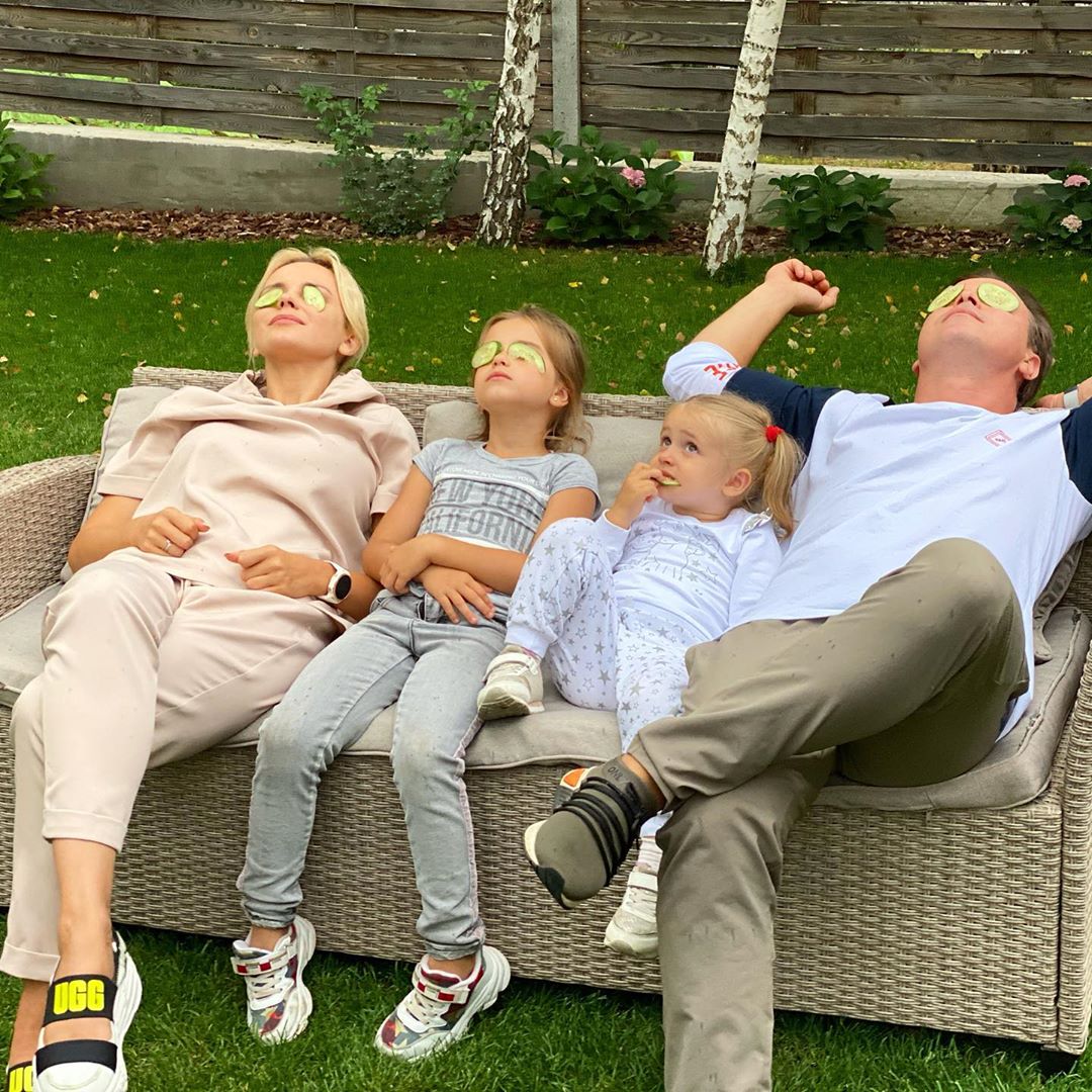 Позитивна сімейка: Лілія Ребрик підкорила забавним фото з чоловіком і доньками