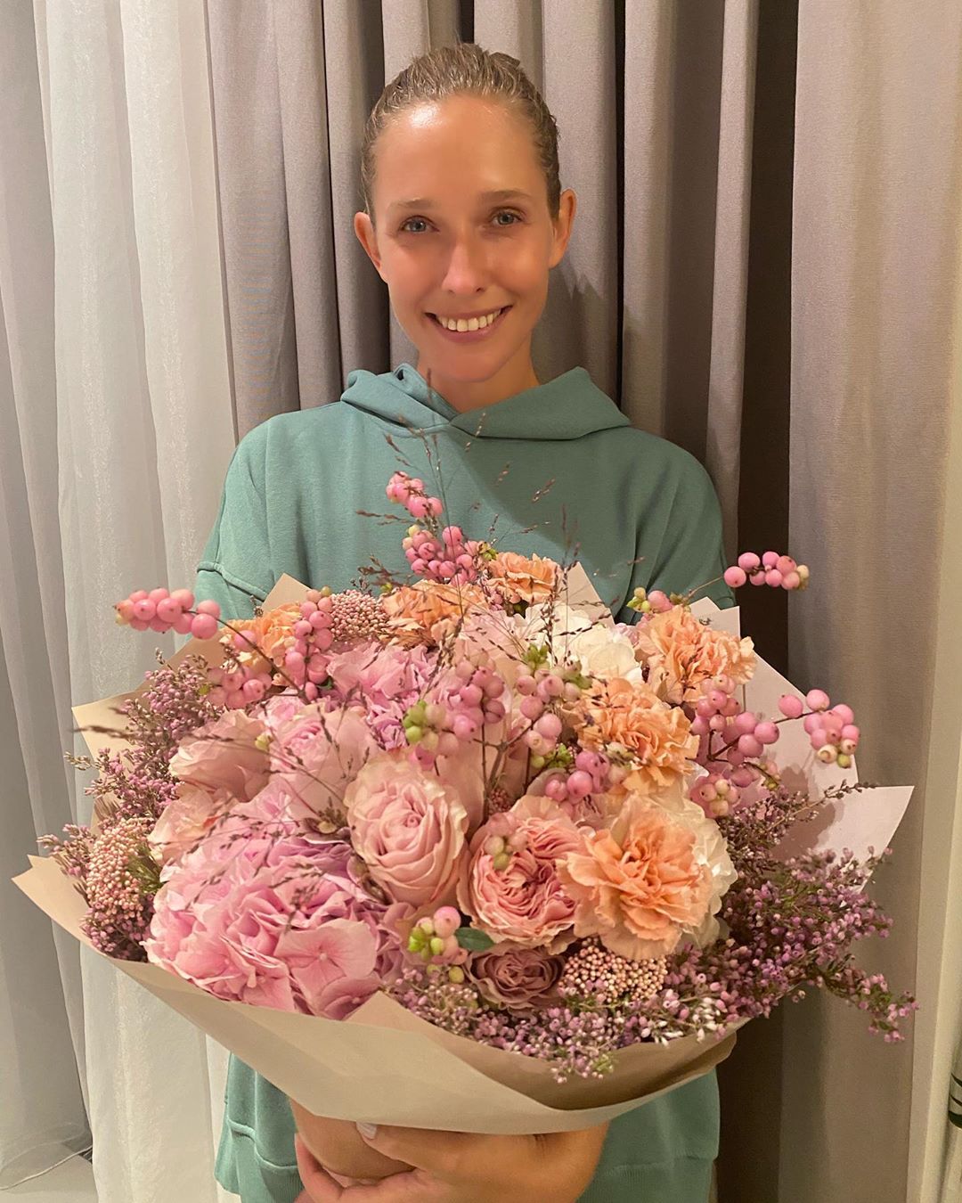 Глаза светятся: именинница Катя Осадчая похвасталась роскошным букетом от мужа