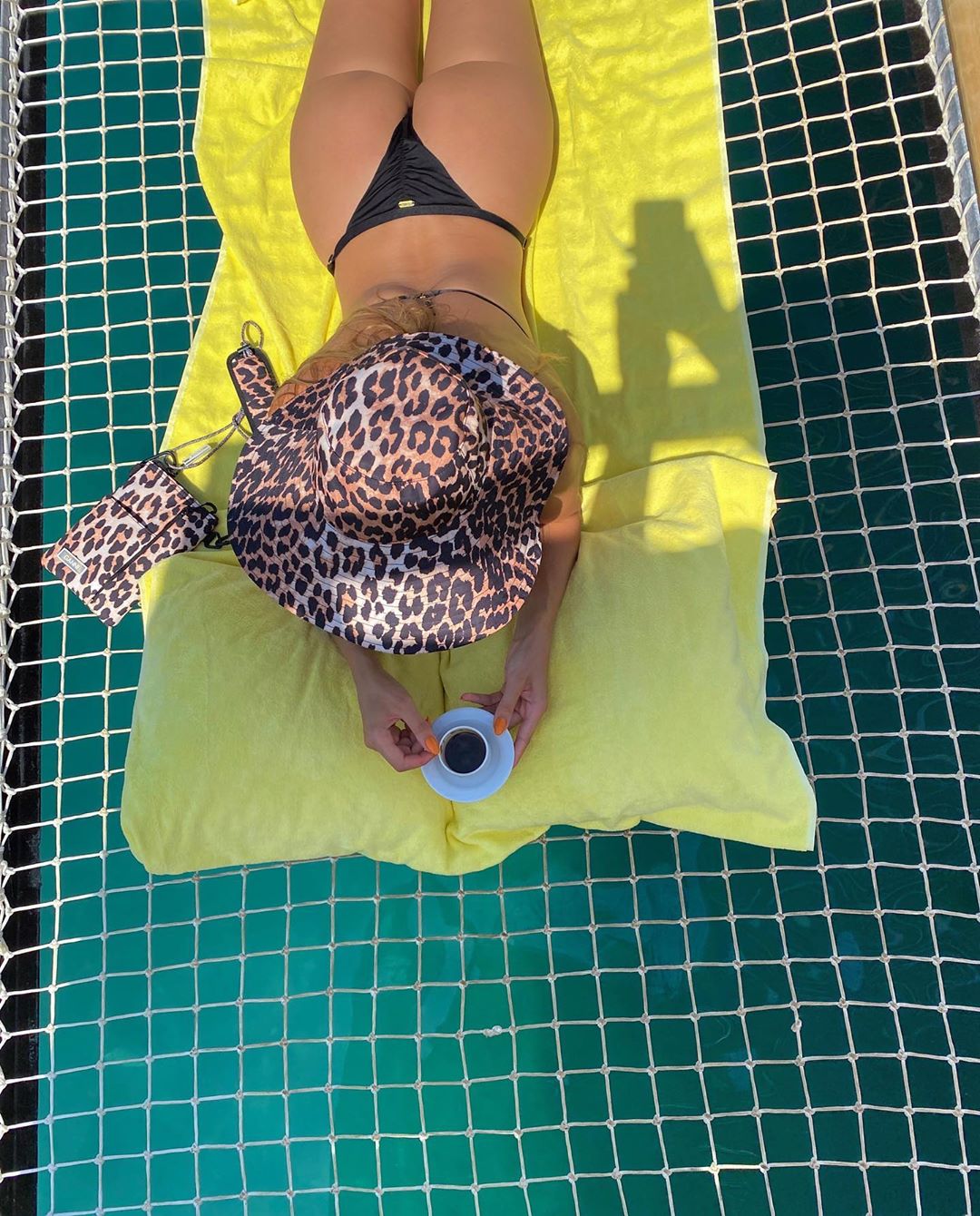 Прелестница: Леся Никитюк в купальнике соблазняет томным фото у пальмы
