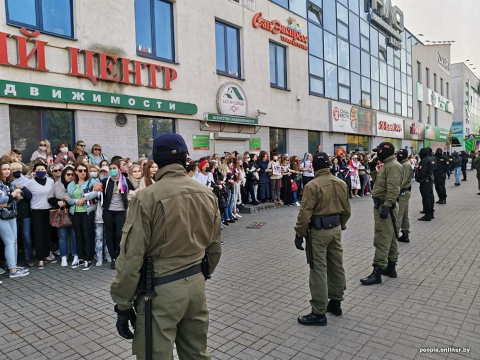 Женщин душили и тянули по асфальту: задержания на протестах в Беларуси попали на фото