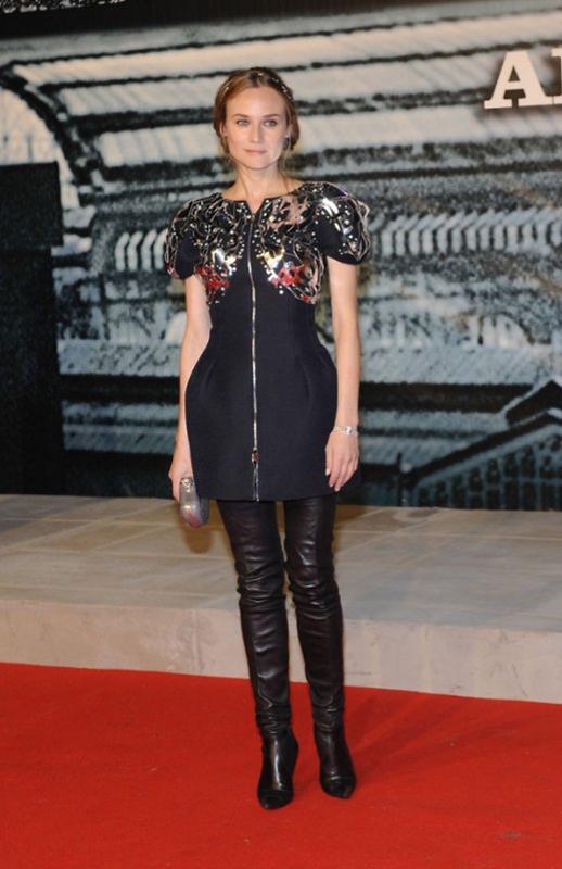 Зоряний кутюр'є: знаменитості в культових нарядах від Карла Лагерфельда