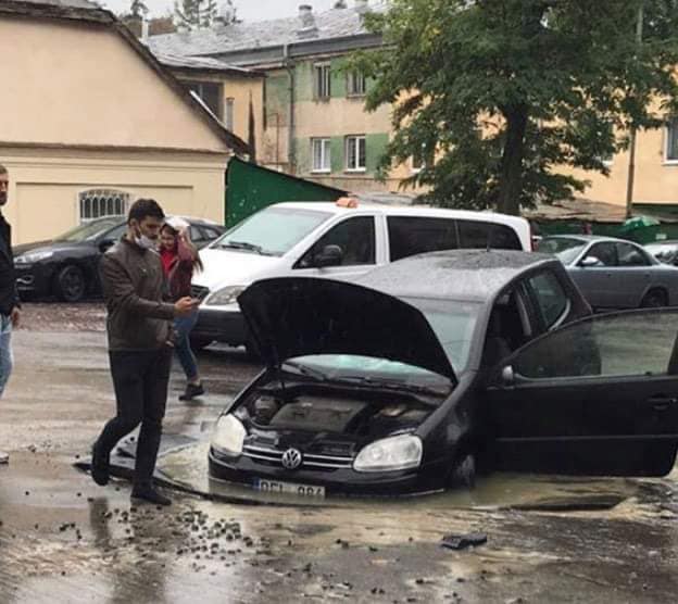 Автомобиль провалился под асфальт