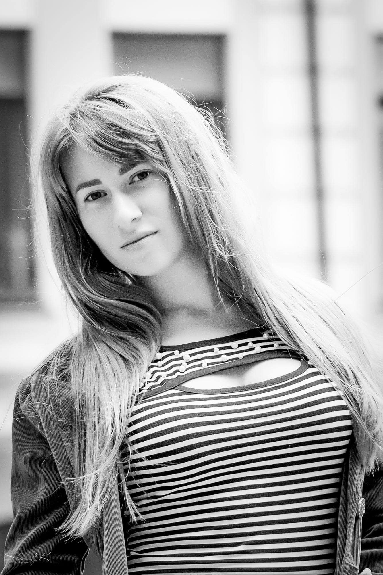 Дівчина випала з вікна 4 поверху: потрібна допомога