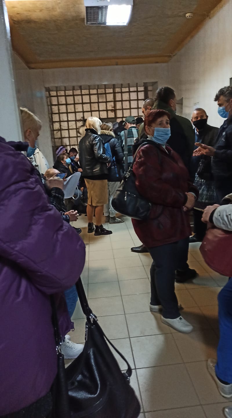 В больнице Запорожья люди часами стоят в одной очереди на первичный прием и на ПЦР-тест