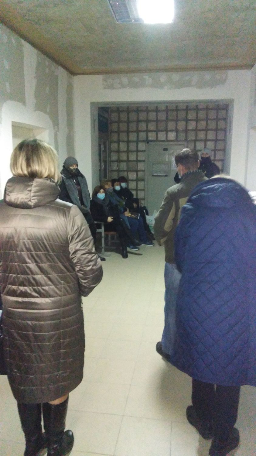 В больнице Запорожья люди часами стоят в одной очереди на первичный прием и на ПЦР-тест