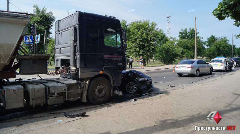 У Миколаєві електрокар Tesla зіткнувся з вантажівкою