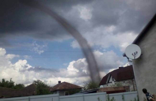 Смерч в Тернополі: відео