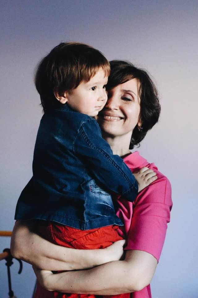 Украинские звезды массово начали публиковать свои детские фото: стало известно - зачем