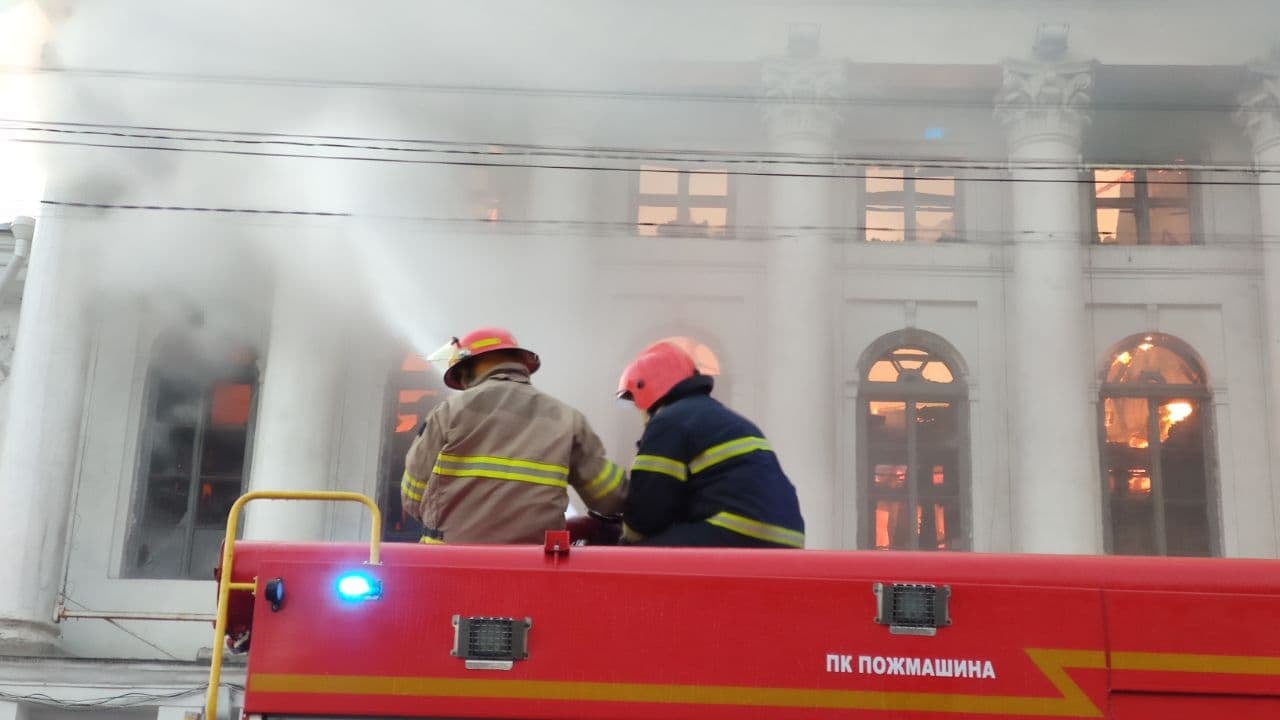 У Полтаві кілька годин не можуть загасити пожежу в історичному будинку: центр перекритий
