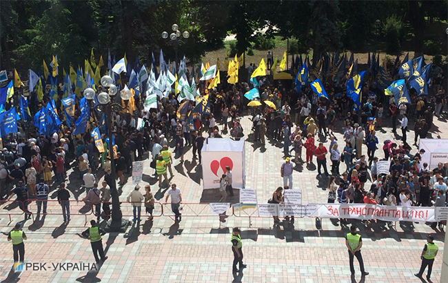 Під Радою проходить акція проти виборів за закритими списками