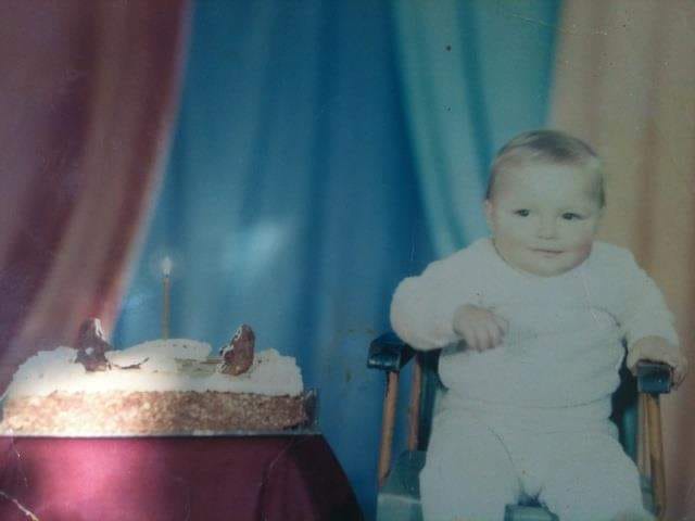 Украинские звезды массово начали публиковать свои детские фото: стало известно - зачем