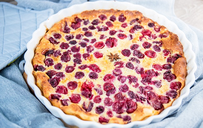 Різдвяний десерт: пряний клафуті з вишнею