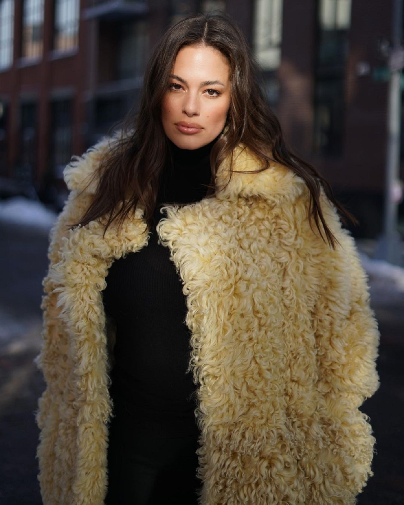 Безупречна с головы до ног: Эшли Грэм в стильном образе покорила роскошным телом