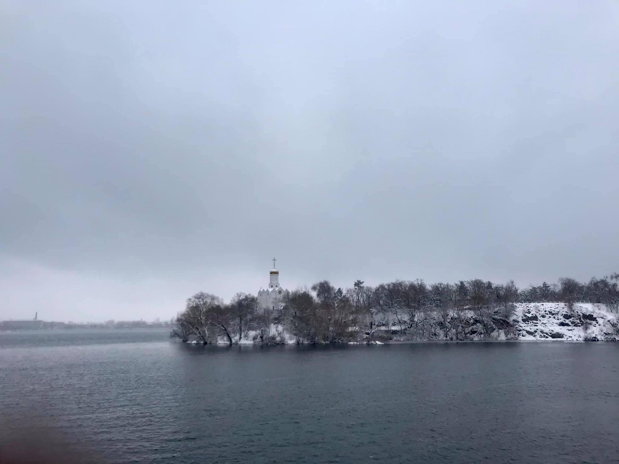 В Днепр на Старый Новый год пришла настоящая зима: снежные барханы и "ловушки" на дорогах (видео и фото)