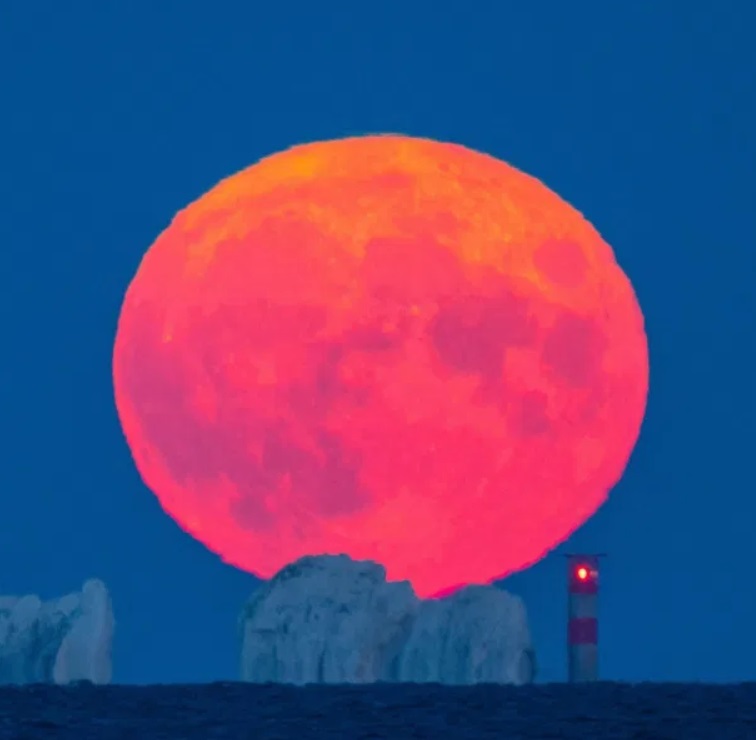 Осетрова повня: з'явилися потужні фото і відео рідкісного явища