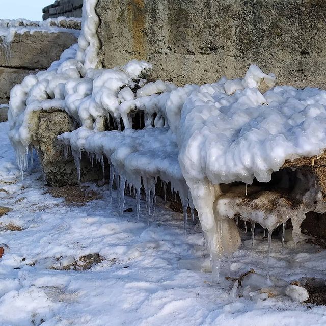 Азовське море скували щільні льоди: чарівні фото