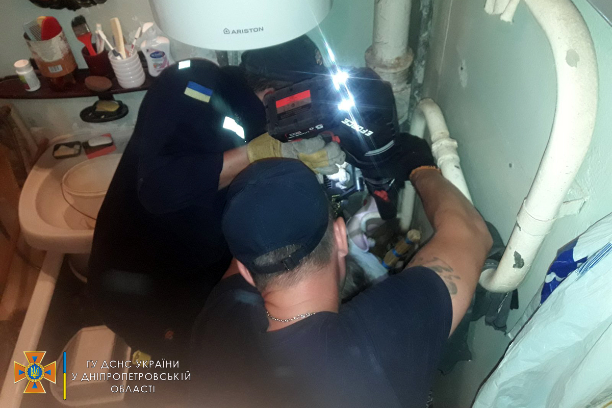 У Дніпрі жінка стала "заручницею" в туалеті: на допомогу прийшли рятувальники