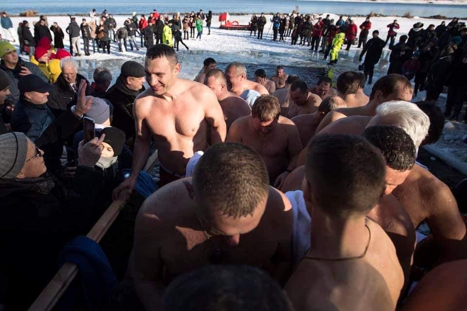 -20 не перешкода: як в Києві на Водохреща люди занурюються у крижану воду (фото)