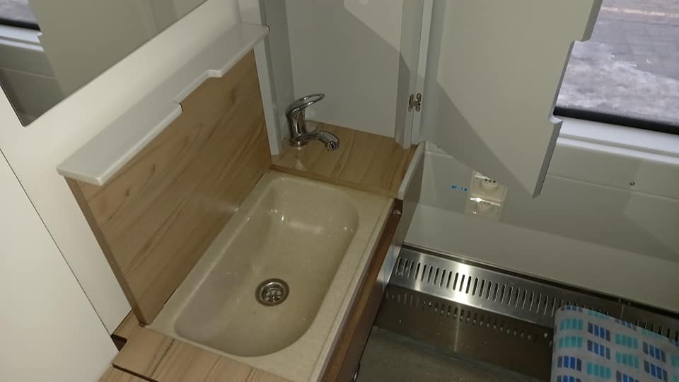 Как выглядят элитные купе в поездах Укрзализныци: отдельные умывальники и мониторы (фото)