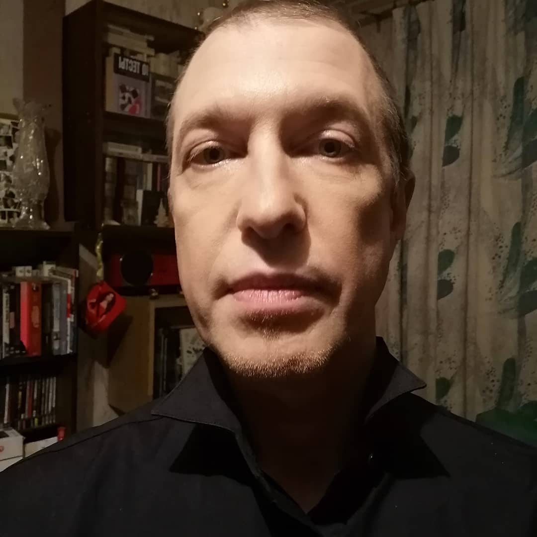 Екс-суддя Х-Фактора здивував квартирою, де живе з мамою: "румунська стінка" і пожухлі штори