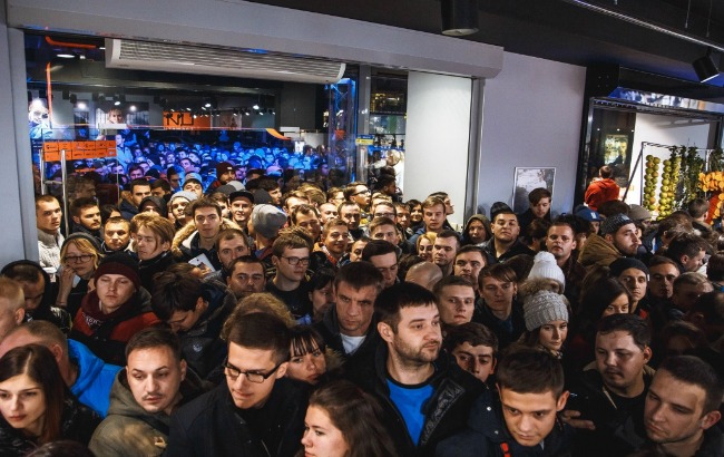 покупці в очікуванні старту продажів 7-ї версії iPhone