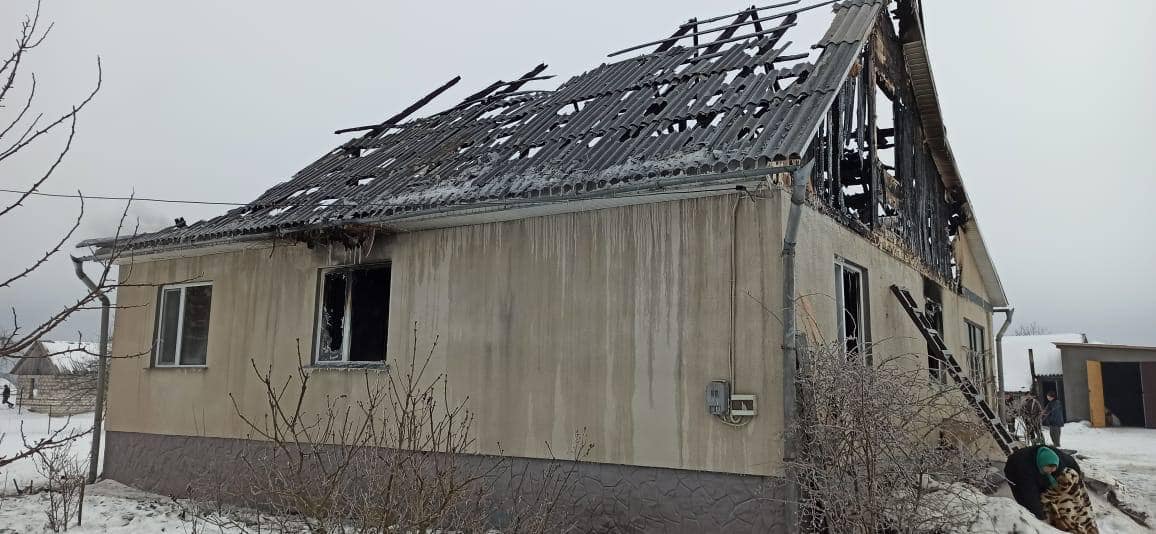 Згоріла навіть форма: українців просять допомогти поліцейському з маленькою дитиною