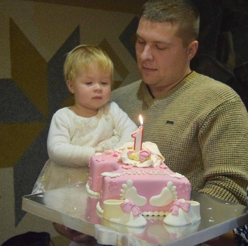 Згоріла навіть форма: українців просять допомогти поліцейському з маленькою дитиною