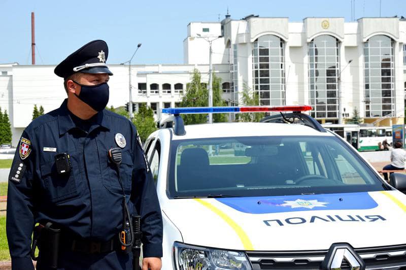 Згоріла навіть форма: українців просять допомогти поліцейському з маленькою дитиною