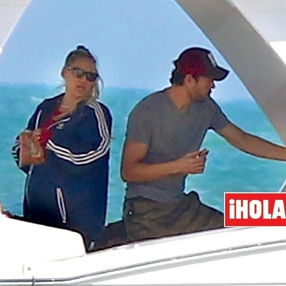 Тепер вже точно: вагітна Анна Курнікова не змогла приховати животик від папараці