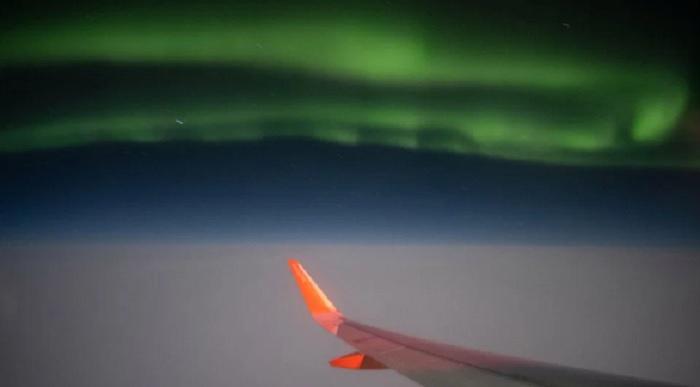 Пролетая над Исландией: пассажир заснял впечатляющее северное сияние из окна самолета