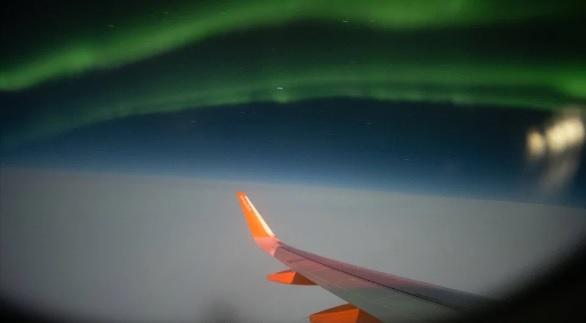 Пролетая над Исландией: пассажир заснял впечатляющее северное сияние из окна самолета