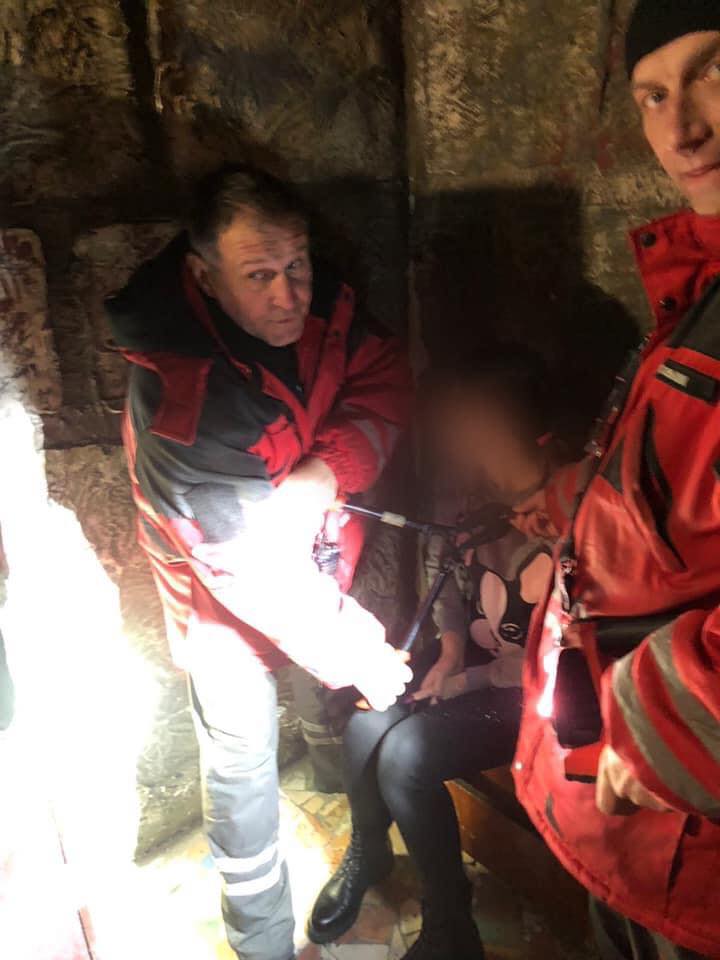 У Києві рятувальникам довелося визволяти дівчину з нашийника після незвичайних ігор