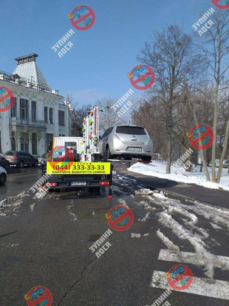 Нардеп и блогер нарушил ПДД в Киеве: авто забрали на штрафплощадку (фото)