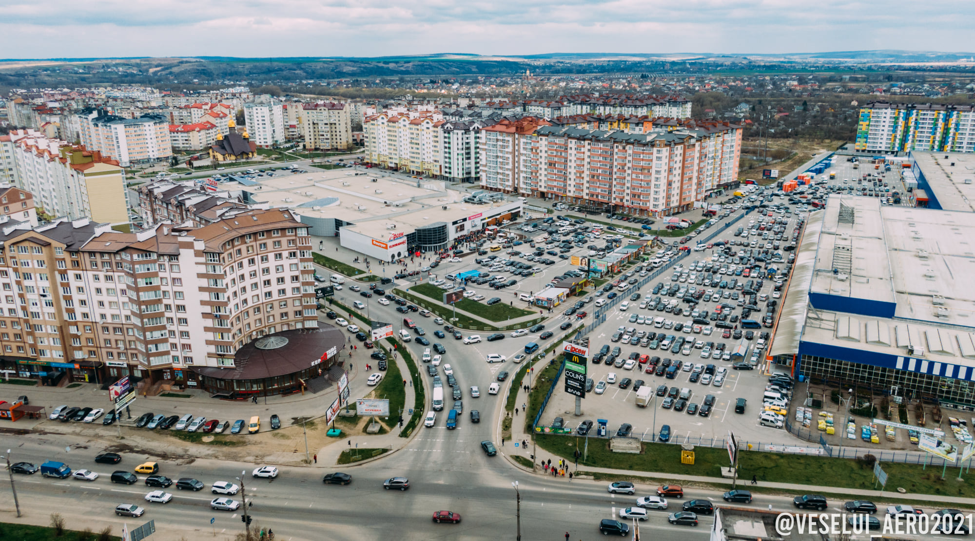 Во Франковске появился McDonald’s: люди ринулись за бургерами, забыв о карантине (видео)